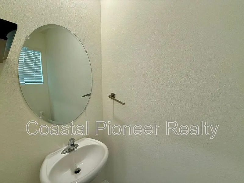 3 bed, 2.5 bath, 1758 sqft, $2,075 — Photo 3