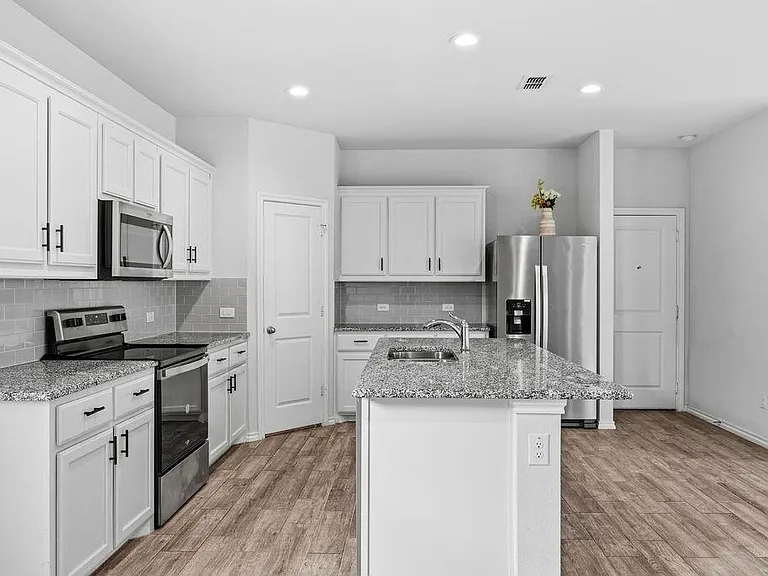 1024 Runnels Ln — Photo 6