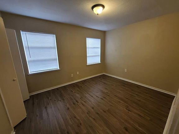 3rd image of 210 Hamden Ln