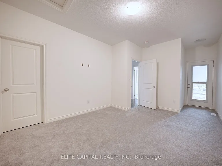84 Holyrood Cres — Photo 11