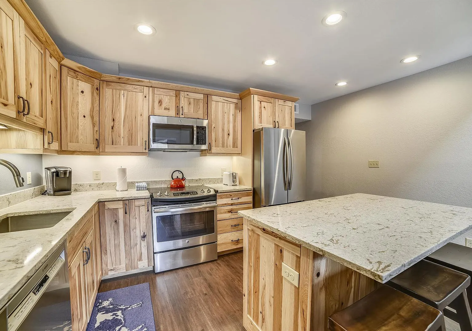 2 bed, 755 sqft, $3,750 — Photo 2