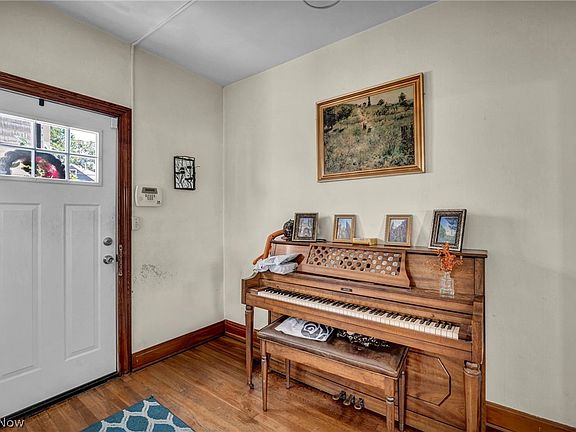 3rd image of 852 Starkweather Ave