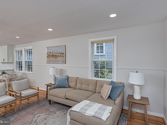 5th image of 571 Woodbine Ave