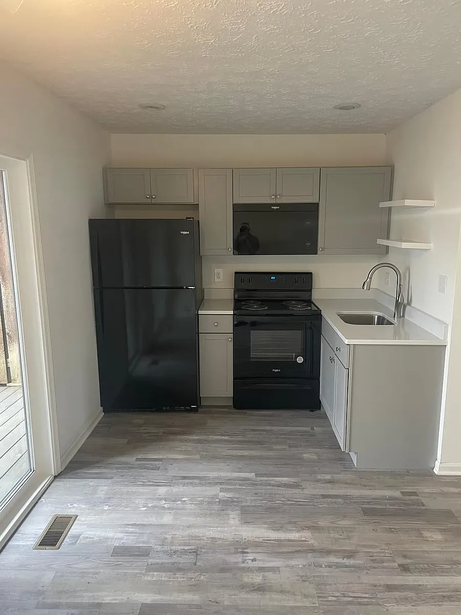 new appliances. new floor and paint - 9263 S Pointe Retreat Dr