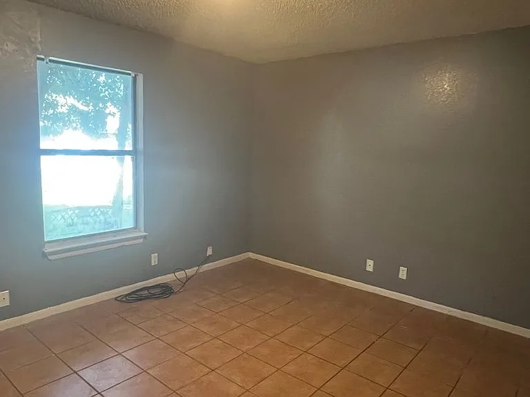 2221 Windsor Ave — Photo 5