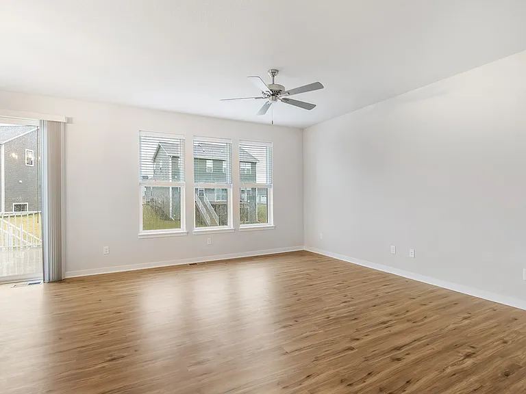 670 Lambert Dr — Photo 3