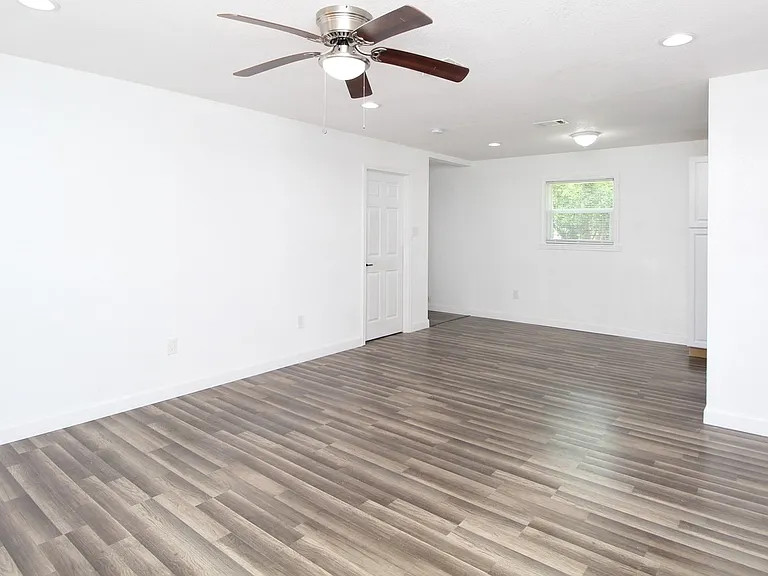6037 Syrcle Ave — Photo 2
