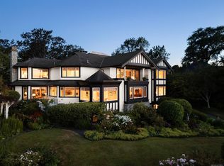 1580 Beach Dr, Oak Bay, BC V8R6H8