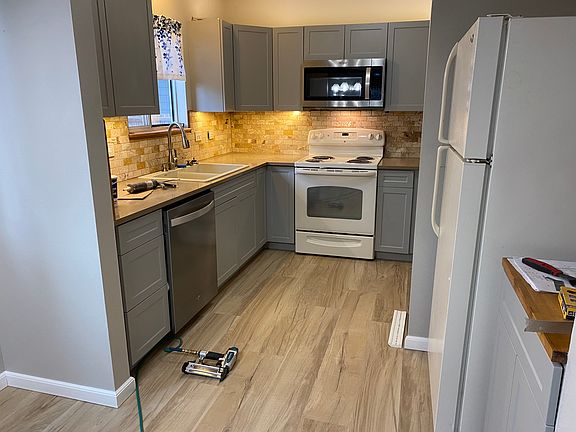 Kitchen completely remodeled in 2023 with soft close, dove grey cabinets.