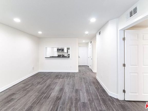 3rd image of 1943 Tamarind Ave