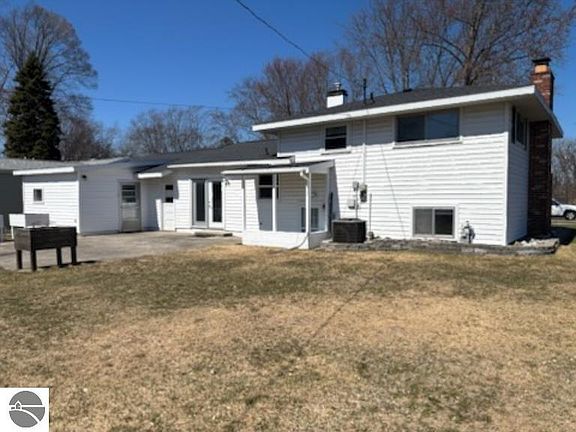 3rd image of 145 Ottawa Dr