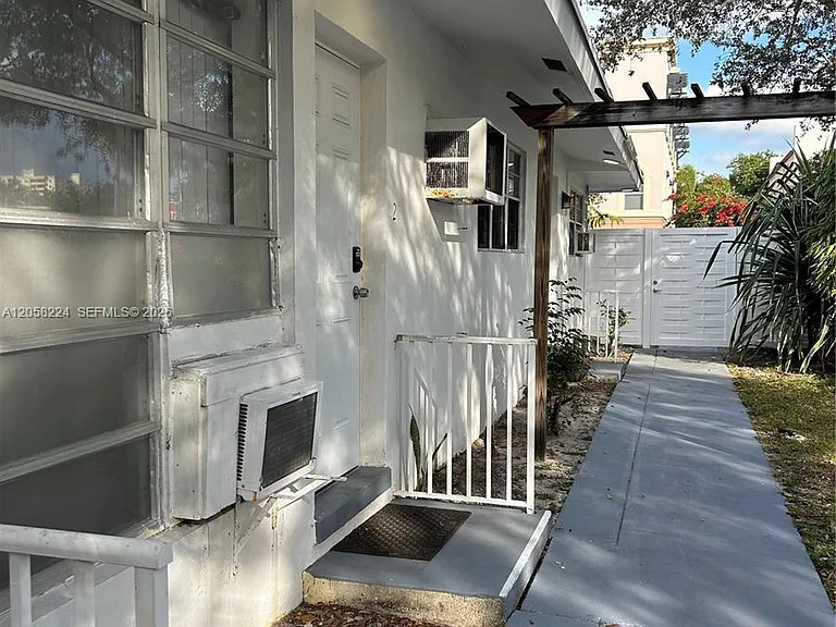 1019 NE 17th Ter #1 — Photo 16