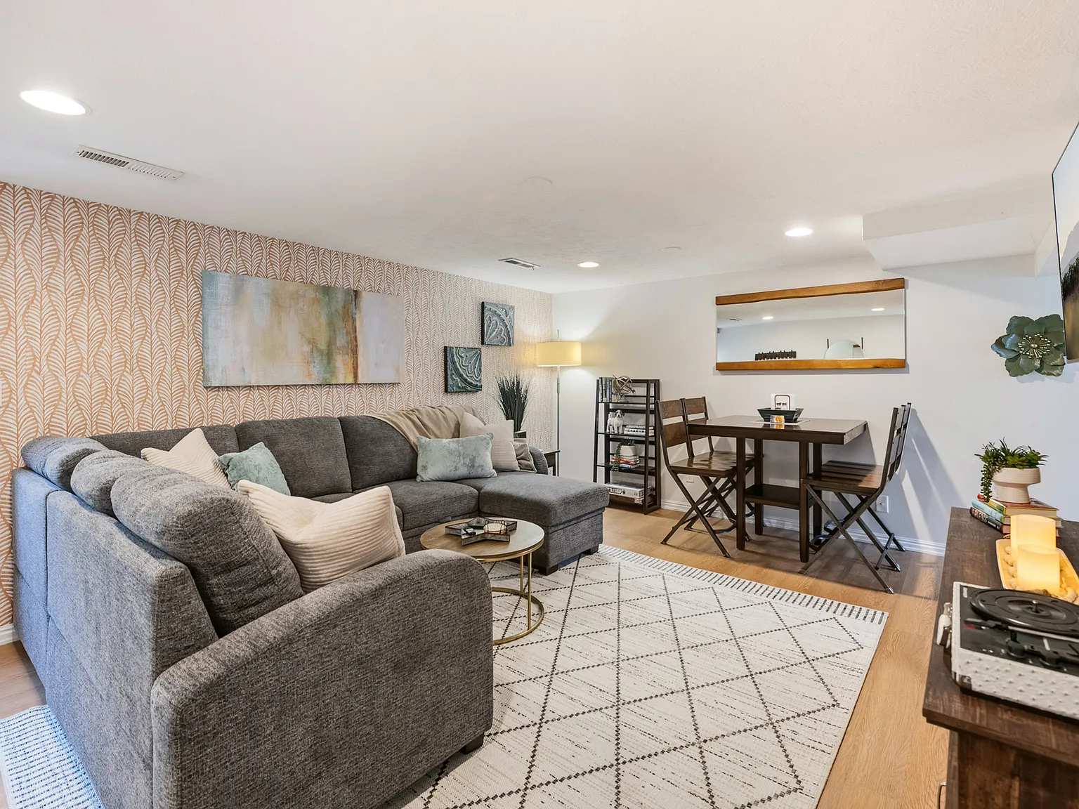 3 bed, 1000 sqft, $3,200 — Photo 4