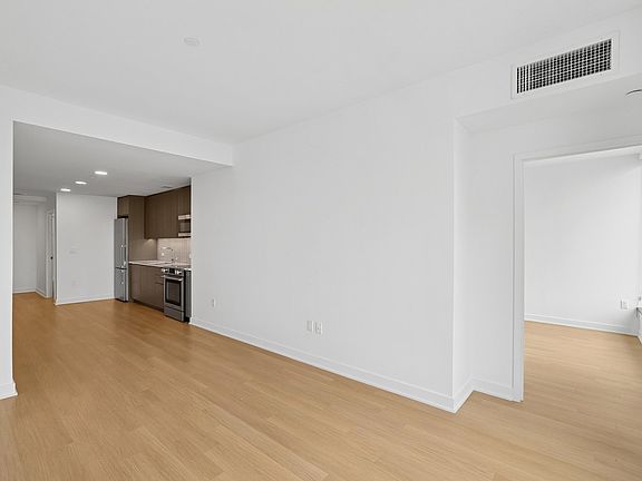 4th image of 18 6th Ave #618