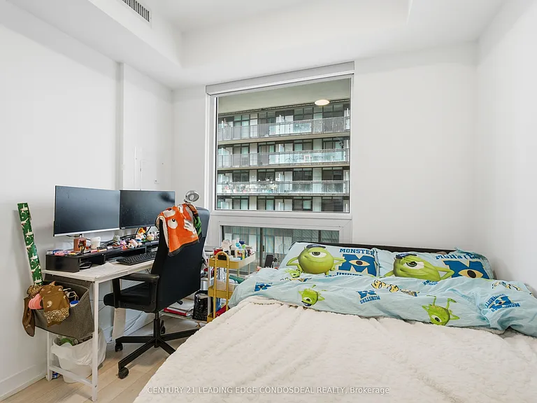 39 Roehampton Ave #807 — Photo 5