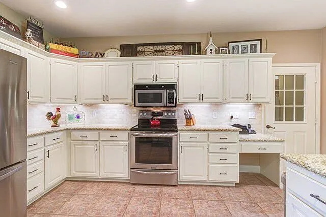 405 Crown Colony Dr — Photo 2