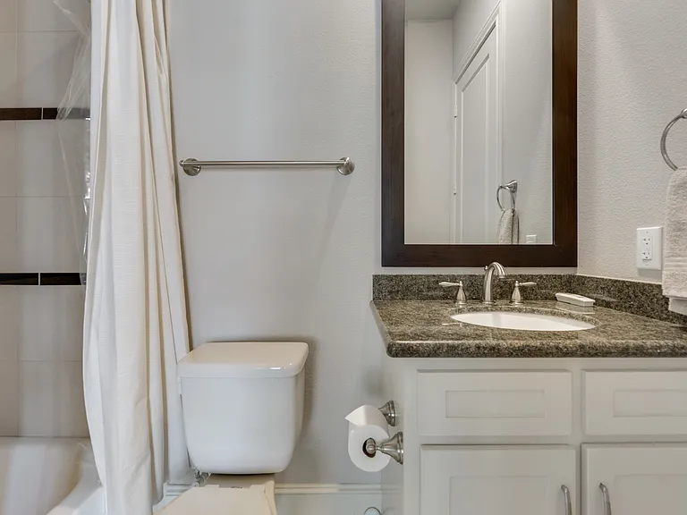 425 S Cesar Chavez Blvd — Photo 5