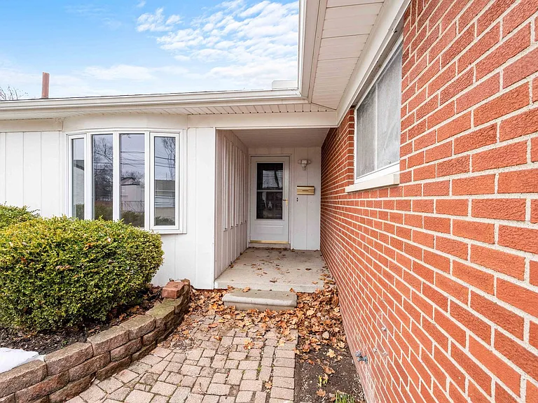 915 James K Blvd — Photo 40
