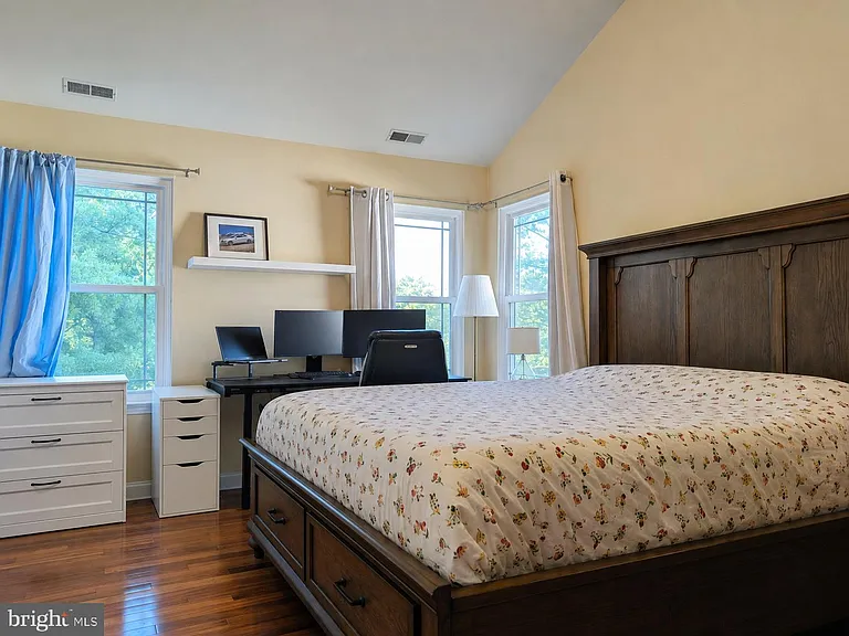 72 Harvard Cir — Photo 16