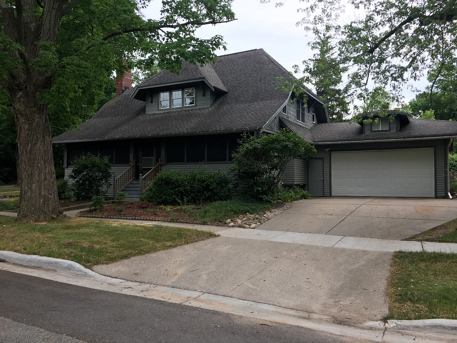 604 W Walnut St photo 1