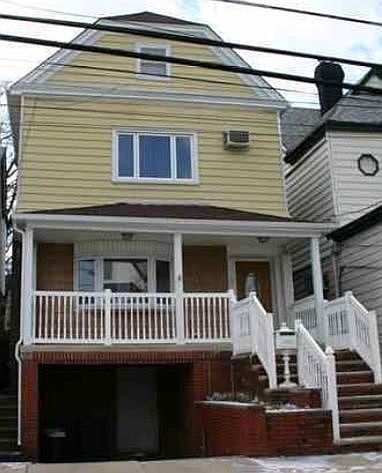 2nd image of 18 E 42nd St