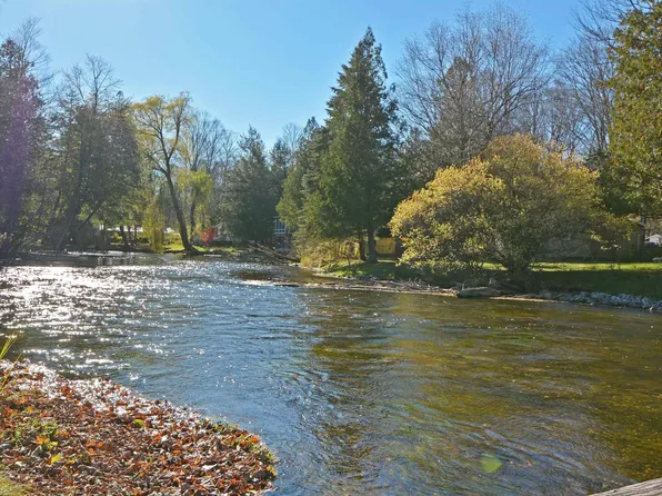 13477 Jean Ln, Beulah, MI 49617