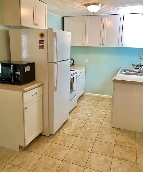 579 E Beach Rd — Photo 7