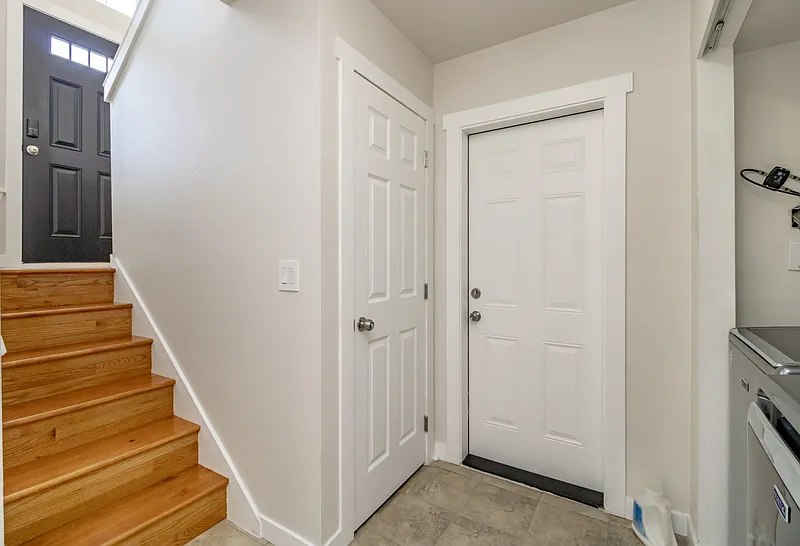4 bed, 2.5 bath, 2266 sqft, $3,200 — Photo 4