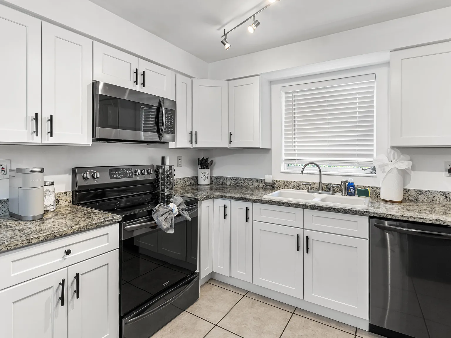 3 bed, 2.0 bath, 1100 sqft, $2,900 — Photo 4