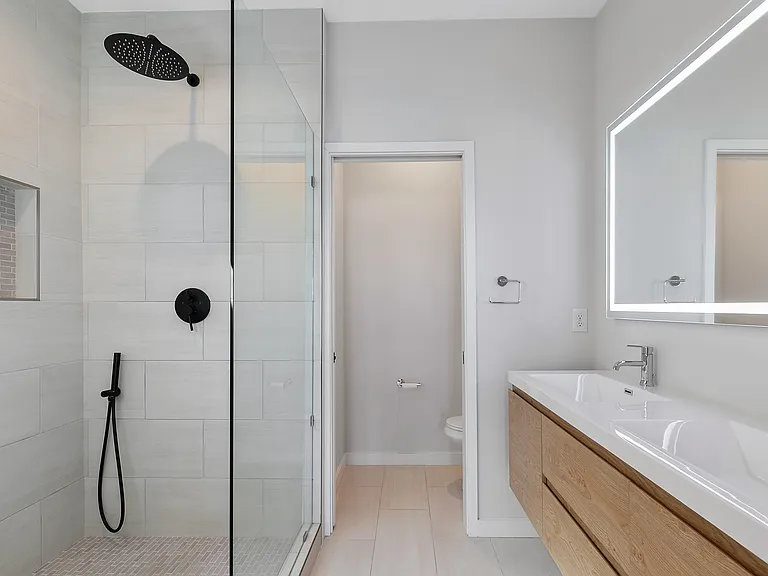 1310 W Clay St — Photo 17