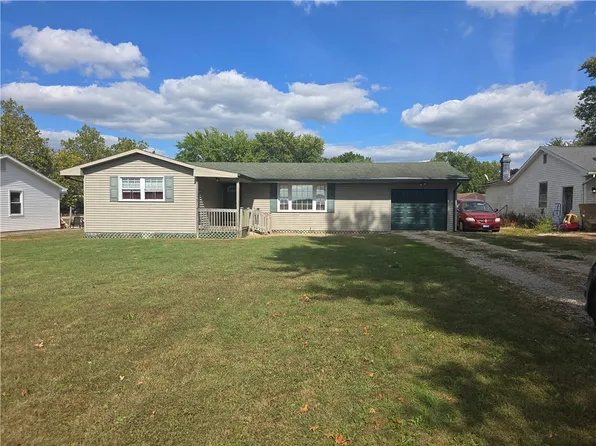 708 N Vine St, Windsor, IL 61957