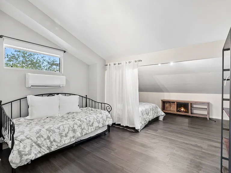 Bonus Room. Queen bed + trundle lots of sleeping room or possible office