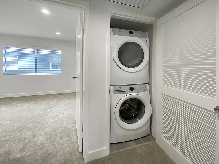 2 Bed, 2.5 Bath Townhouse Unit * North Glendale * Washer Dryer — Photo 9