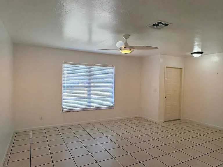 729 SW 39th St — Photo 5
