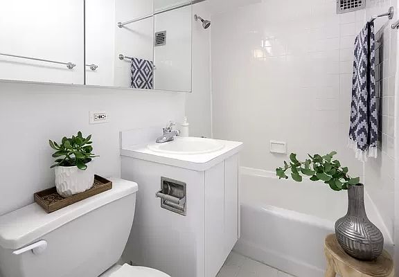 5th image of 240 E 76th St APT 6B