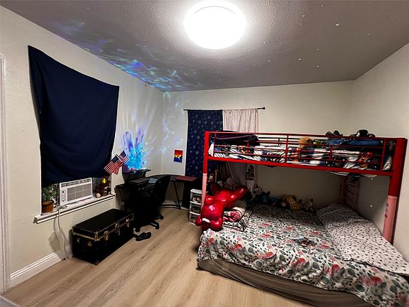 3rd image of 4114 Bell St