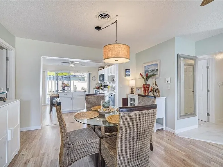 476 W Seminole Dr — Photo 8