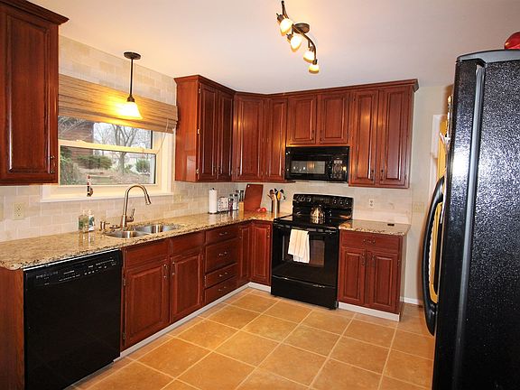 3rd image of 17 Olde Orchard Ln