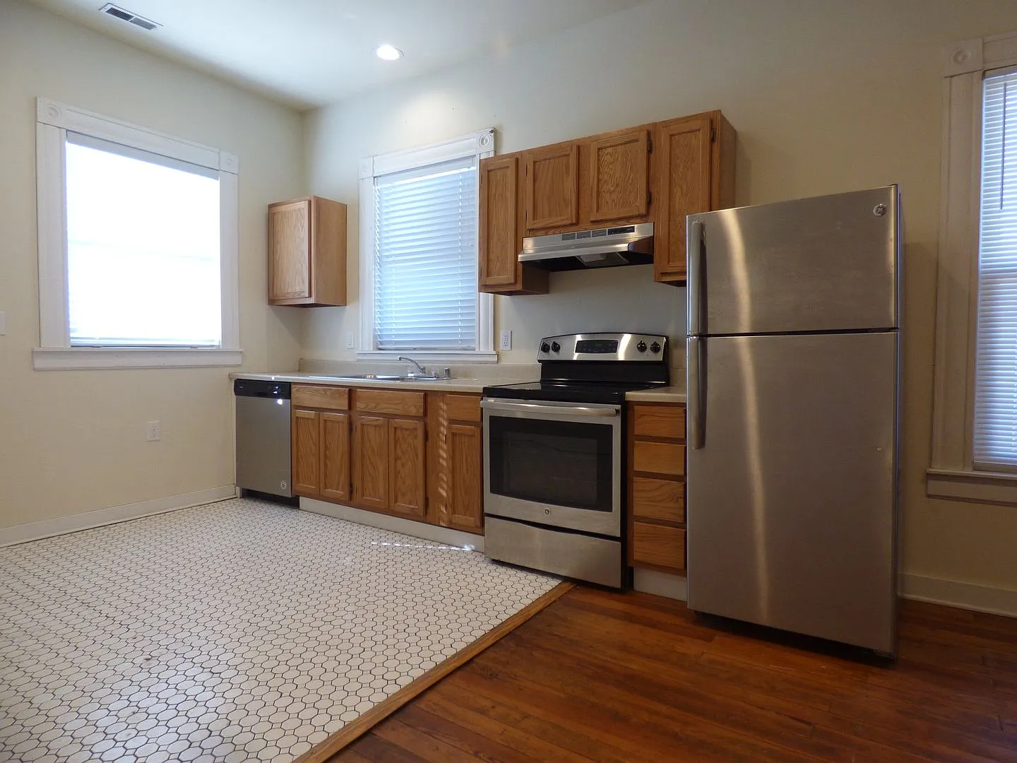 Vintage, Renovated SF House! High Ceilings, HW Floors, Covered Porch, Off-Street Parking! — Photo 2