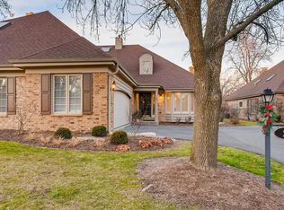 22 Pine Tree Ln, Burr Ridge, IL 60527