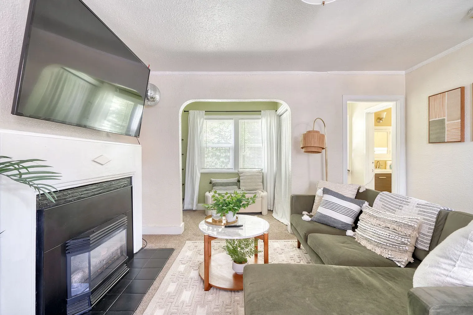 1 bed, 1.0 bath, 645 sqft, $2,559 — Photo 2