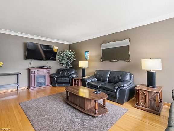 5th image of 398 Sheridan St