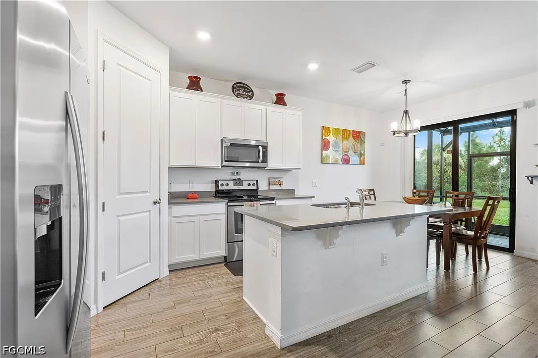 3 bed, 2.0 bath, 1490 sqft, $2,400 — Photo 3