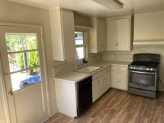 4th image of 1142 N Oak St