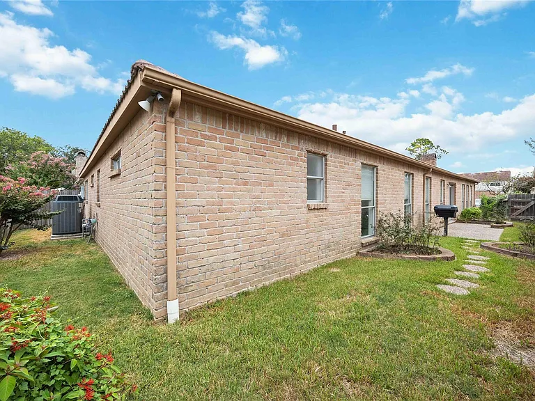 14143 Hillvale Dr — Photo 30
