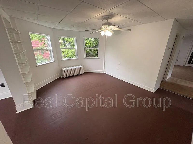 3 bed, 1.0 bath, 1200 sqft, $1,700 — Photo 2