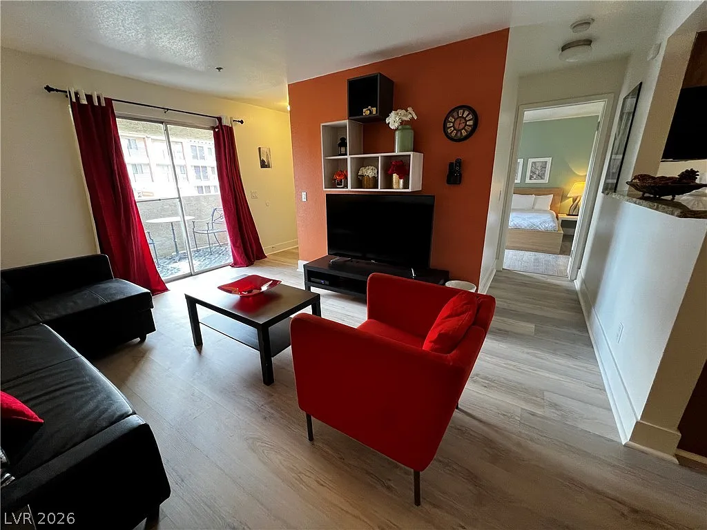2 bed, 2.0 bath, 902 sqft, $2,150 — Photo 2
