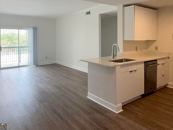 5th image of 1075 Peachtree Walk NE #221