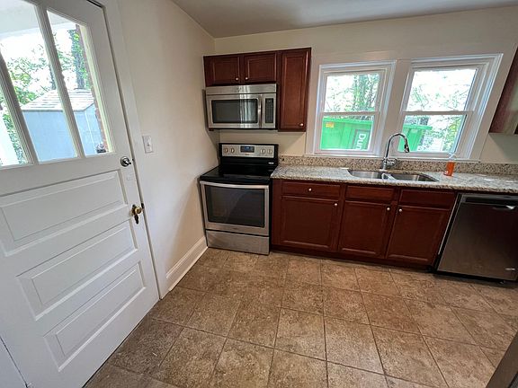 3rd image of 107 Steele Ave