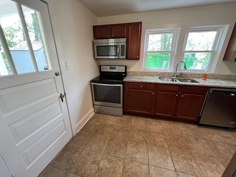 107 Steele Ave — Photo 3